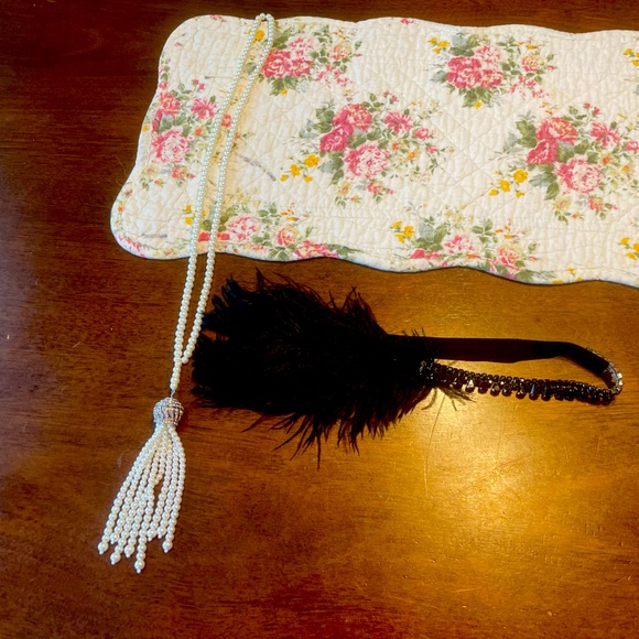 1920s flapper headpiece with sequins and feather and long faux pearl necklace - Picture 1 of 4